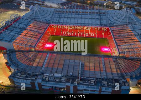 Ein Hochwinkelblick direkt in das Old Trafford Stadion, zeigt das Spielfeld mit Wachslichtern und den Sir Alex Ferguson Stand, Großbritannien. Stockfoto