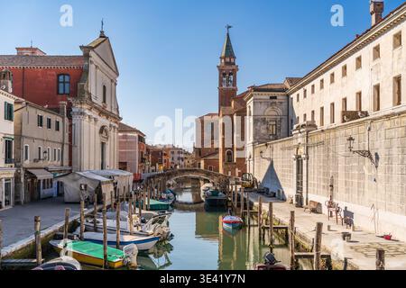 Atemberaubende Aussicht auf Chioggia, Little Venice. Canal Vena ist gesäumt von historischen Gebäuden und Booten. Die Kirche San Giacomo und ihre Charakteristika werden hervorgehoben Stockfoto