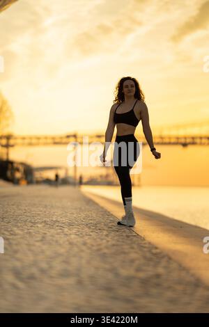 Frau, die sich im Freien mit gesundem Lebensstil bei Sonnenuntergang ausübt Stockfoto