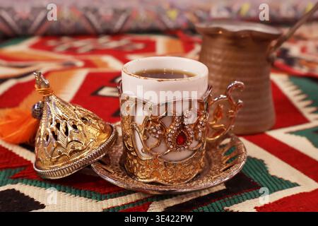 Eine Tasse heißer türkischer Kaffee serviert auf dem Tisch Stockfoto