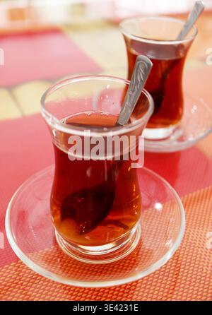 Nahaufnahme von zwei Gläsern heißen türkischen Tees isoliert auf Gartentisch Stockfoto
