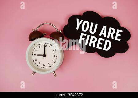 Sie werden auf einer Sprechblase mit einem Wecker auf rosa Hintergrund ausgelöst Stockfoto