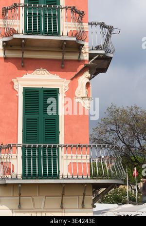 Detail eines traditionellen Wohngebäudes mit religiöser dekorativer Skulptur in Celle Ligure, Ligurien, Italien Stockfoto