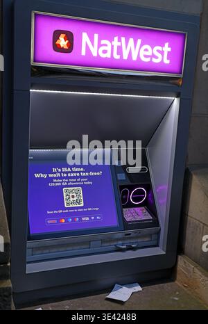 NatWest Geldautomat in Warrington in der Abenddämmerung mit lila Branding und einer Cash ISA-Werbung für die neue Sparsaison im April. Stockfoto