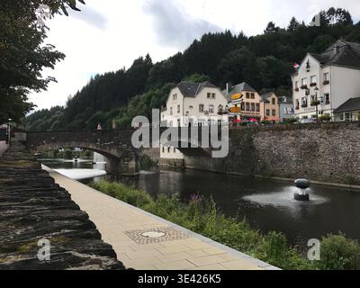 Idyllischer Blick auf die bezaubernde Stadt Vianden am Fluss Our mit kleinen historischen Häusern am Ufer. Die farbenfrohen Gebäude. Stockfoto