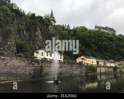 Idyllischer Blick auf die bezaubernde Stadt Vianden am Fluss Our mit kleinen historischen Häusern am Ufer. Die farbenfrohen Gebäude. Stockfoto