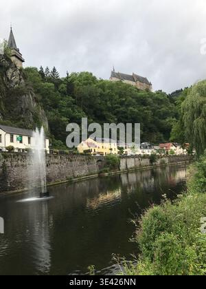Idyllischer Blick auf die bezaubernde Stadt Vianden am Fluss Our mit kleinen historischen Häusern am Ufer. Die farbenfrohen Gebäude. Stockfoto