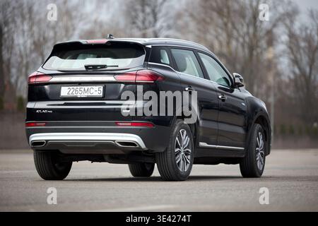 Minsk, Weißrussland - 17. März 2026: Black Geely Boyue (Geely Atlas Pro) Parken der ersten Generation auf der Straße. Geely Atlas Pro Ist Ein Kompakter Crossover-Suv Pr Stockfoto