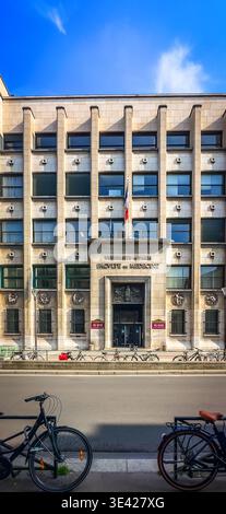 Paris, Frankreich, 25. März 2025, Blick auf das iLumens-Gebäude, eine multidisziplinäre Universität, die medizinische Ausbildung und Forschung anbietet Stockfoto