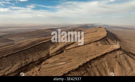 Drone aus der Luft: Blick auf die dramatische geschichtete Felsschramme Wüstenplateau Hazy Landscape Marokko Stockfoto