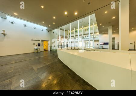 Das Foyer der Universität Leipzig mit einem Wegweiser zum Auditorium Maximum, Büsten historischer Gelehrter auf Sockeln und einer offenen Galerie im Hintergrund. Neubau am Augustusplatz (2012). Leipzig, Sachsen, Deutschland Stockfoto