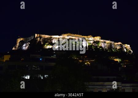 Panoramablick auf die Akropolis (Nachtfotografie). UNESCO-Weltkulturerbe. Athen, Griechenland. Stockfoto