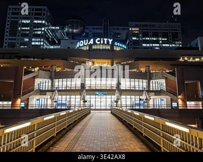 Nächtlicher Blick auf das Einkaufszentrum Aqua City Odaiba in Tokio, Japan. Stockfoto