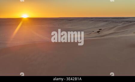 Drone aus der Luft: Blick auf die dramatische geschichtete Felsschramme Wüstenplateau Hazy Landscape Marokko Stockfoto
