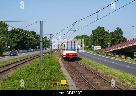 Straßenbahn auf der Mallinckrodtstraße am Hafen von Dortmund Stockfoto