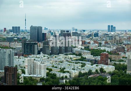 Moskauer Stadtpanorama mit dem Ostankino-Turm und der Skyline der Stadt Stockfoto