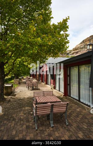 Ruhiges Café im Freien mit einladender Atmosphäre und natürlicher Umgebung Stockfoto