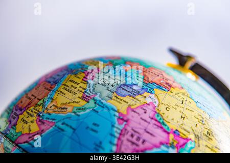 Nahaufnahme des Globus mit nationalen Grenzen und Ländernamen auf der Weltkarte Stockfoto