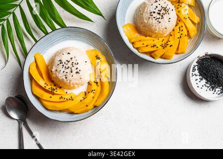 Mango Sticky Reis mit Kokosmilch auf weißem Hintergrund, Draufsicht, Kopierraum. Traditionelle thailändische Mahlzeit. Khao niao mamuang. Stockfoto