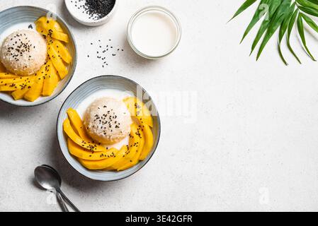 Mango Sticky Reis mit Kokosmilch auf weißem Hintergrund, Draufsicht, Kopierraum. Traditionelle thailändische Mahlzeit. Khao niao mamuang. Stockfoto