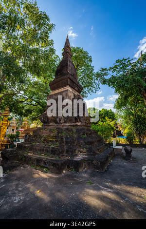 Erkunden Sie die ruhige Schönheit des Wat Sisaket. Ein alter Tempel in der Nähe des ehemaligen Königspalastes in Vientiane. Bekannt für seine tausenden Miniatur-Buddhas Stockfoto