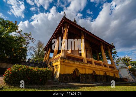 Erkunden Sie die ruhige Schönheit des Wat Sisaket. Ein alter Tempel in der Nähe des ehemaligen Königspalastes in Vientiane. Bekannt für seine tausenden Miniatur-Buddhas Stockfoto
