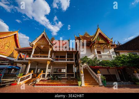 Erkunden Sie die ruhige Schönheit des Wat Sisaket. Ein alter Tempel in der Nähe des ehemaligen Königspalastes in Vientiane. Bekannt für seine tausenden Miniatur-Buddhas Stockfoto
