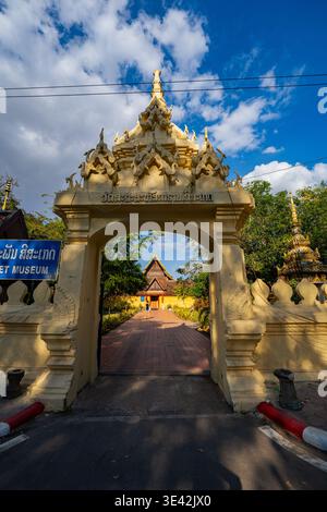 Erkunden Sie die ruhige Schönheit des Wat Sisaket. Ein alter Tempel in der Nähe des ehemaligen Königspalastes in Vientiane. Bekannt für seine tausenden Miniatur-Buddhas Stockfoto
