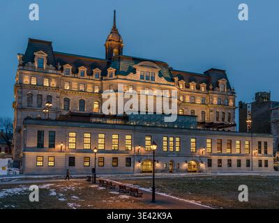 Montreal City Hall Rückansicht beleuchtet bei Nacht in Old Montreal, Quebec, Kanada, mit historischer Architektur des Zweiten Reiches in der Nähe des alten Hafens Stockfoto