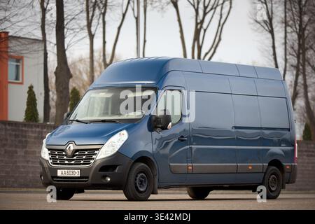 Minsk, Weißrussland - 17. März 2026: Blue Renault Master 3. Generation neu gestylt 2014-2019. Französisches Auto Renault Master Maxi auf dem Parkplatz. Vorn links Stockfoto