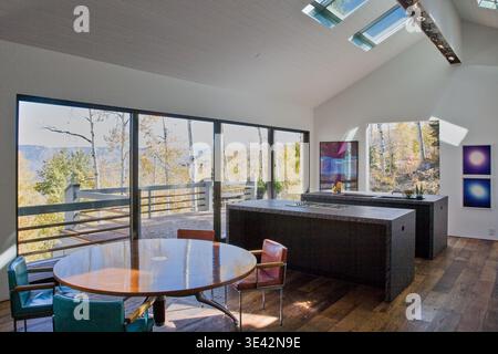 Moderne Küche mit Bergblick und Dachfenstern. Stockfoto