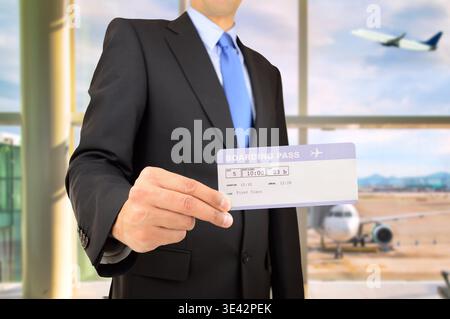 Geschäftsmann mit Bordkarte, Indoor in der Abflug Lounge am Flughafen Stockfoto