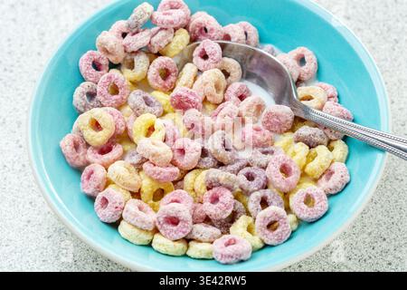 Buntes britisches Obst, das Müsli in einer Schüssel verschlingt Stockfoto