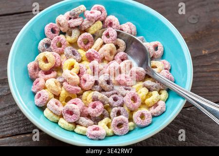 Buntes britisches Obst, das Müsli in einer Schüssel verschlingt Stockfoto