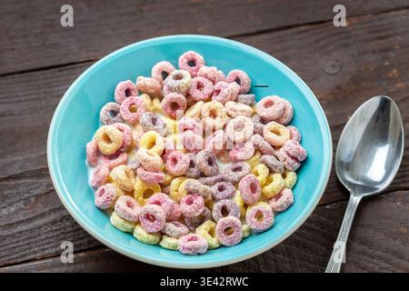 Buntes britisches Obst, das Müsli in einer Schüssel verschlingt Stockfoto