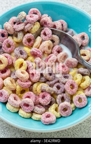 Buntes britisches Obst, das Müsli in einer Schüssel verschlingt Stockfoto