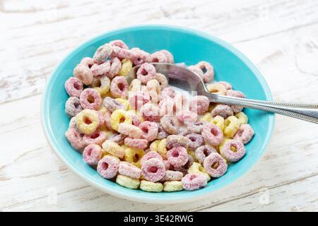 Buntes britisches Obst, das Müsli in einer Schüssel verschlingt Stockfoto