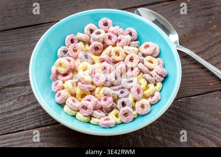 Buntes britisches Obst, das Müsli in einer Schüssel verschlingt Stockfoto