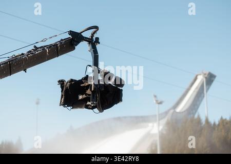 Oslo, Norwegen, IBU Biathlon World Cup Oslo, Sprint Women, Eine TV-Kamera auf einem Kran vor der Schanze Holmenkollbakken Stockfoto