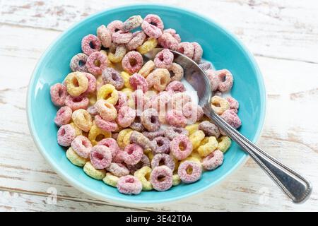 Buntes britisches Obst, das Müsli in einer Schüssel verschlingt Stockfoto