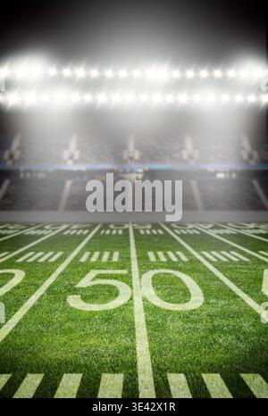 Grünes Fußballfeld leer mit einer Reihe von hellen Scheinwerfern, die das amerikanische Stadion bei Nacht beleuchten Stockfoto