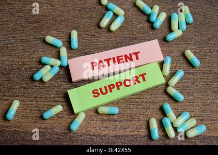Konzept der Patientenauflage auf Haftnotizen isoliert auf Holztisch. Vertretung für Gesundheitswesen und Medizin Stockfoto