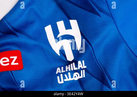 Kiew, Ukraine. Februar 2026. Nahaufnahme des Fußballklubs Al Hilal auf blauem Jersey-Material, mit Sportlogo und Teamidentität Stockfoto