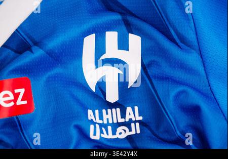 Kiew, Ukraine. Februar 2026. Nahaufnahme des Fußballklubs Al Hilal auf blauem Jersey-Material, mit Sportlogo und Teamidentität Stockfoto