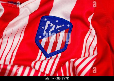 Kiew, Ukraine - 24. Januar 2026. Nahaufnahme des Atletico Madrid Fußballklubs, aufgestickt auf rot-weiß gestreiftes Jersey-Material Stockfoto