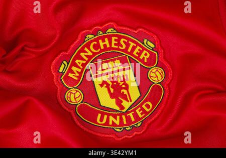 Kiew, Ukraine - 15. September 2025: Manchester United Fußballklubwappen auf rotem Stoff, Close-up-Editorial-Bild. Stockfoto