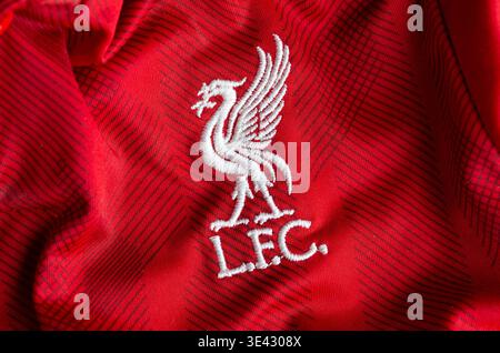 Kiew, Ukraine, 3. Juni 2025. Nahaufnahme des Emblems des Liverpool Football Club, aufgestickt auf rotem Stoff mit strukturiertem Muster. Stockfoto