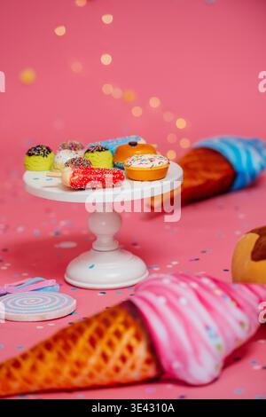 Verschiedene Kleine Donuts Auf Sockel Mit Farbenfrohen Hintergründen Für Werbeanzeigen Stockfoto