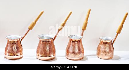 Kupferkaffee im Laden Stockfoto