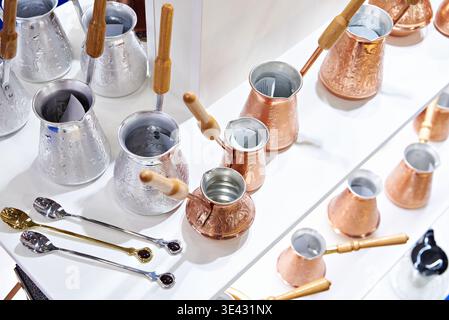 Kupferkaffee im Laden Stockfoto